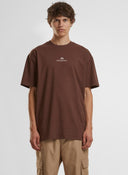 Mann im braunen OnlyJesus Oversized T-Shirt