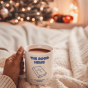 Tasse The Good News in der Hand