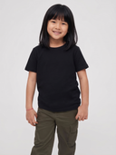 Mädchen im schwarzen Kindershirt