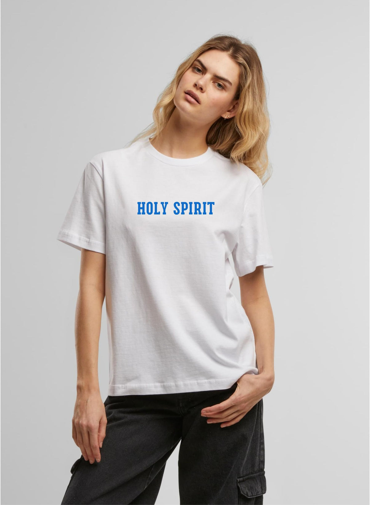 Frau im weißen Holy Spirit Oversized Shirt, Vorderseite