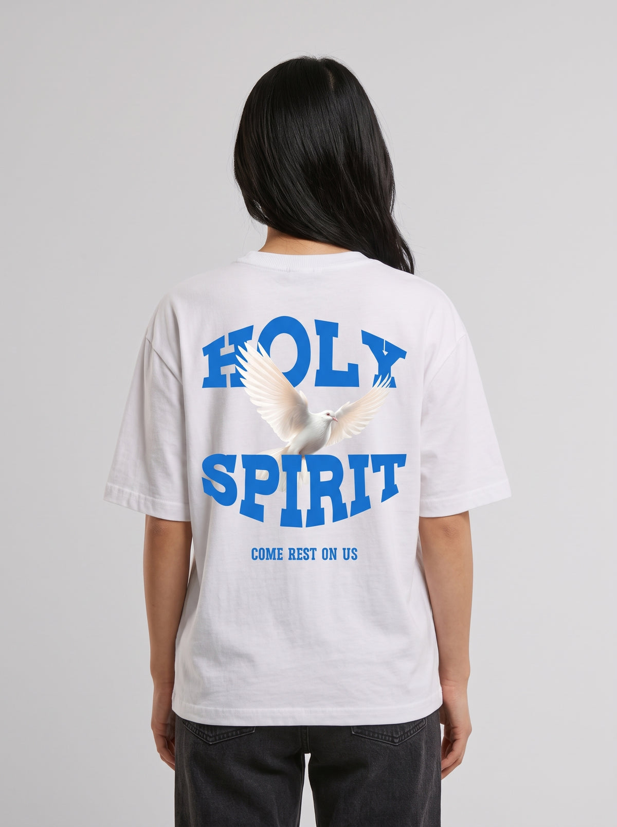 Frau von hinten im weißen Holy Spirit Shirt mit Taube
