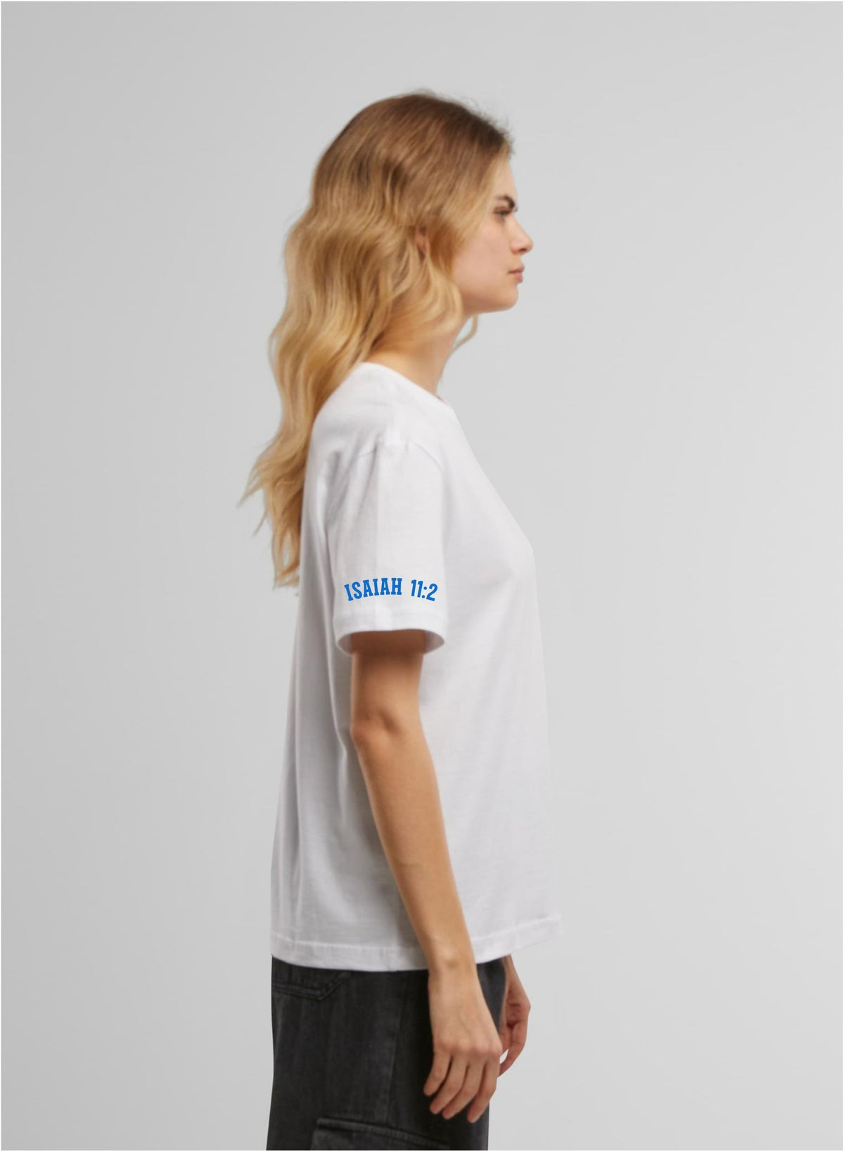 Frau im weißen Holy Spirit Shirt von der Seite, Jesaja 11,2 auf dem Ärmel