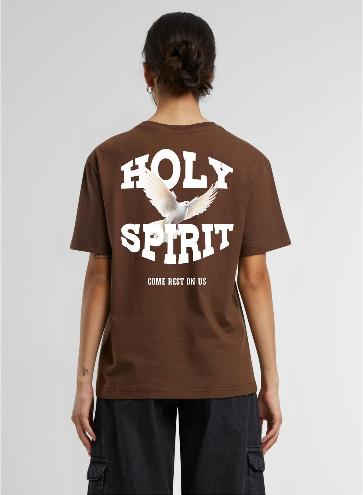 Frau von hinten im braunen Holy Spirit Shirt mit Taube