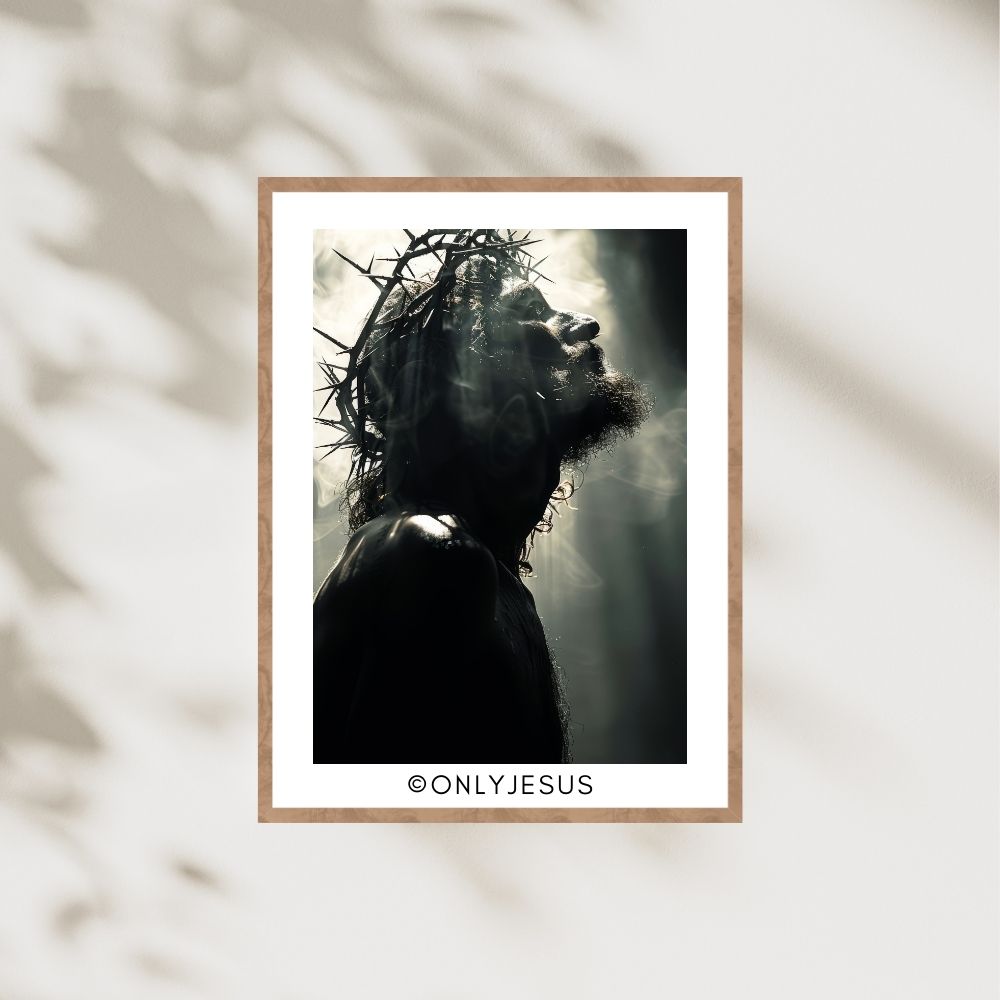 Digitales Poster: Silhouette von Jesus mit Dornenkrone im Gegenlicht, im Holzrahmen