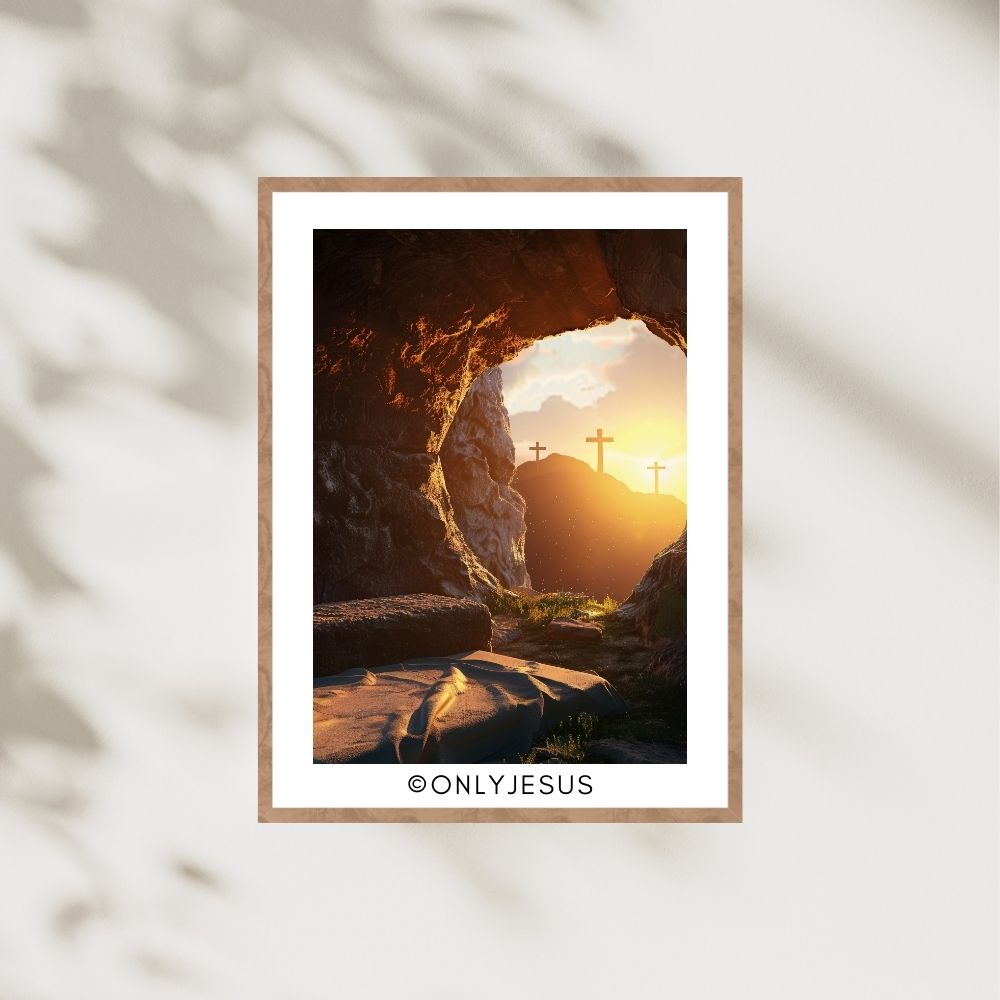 Digitales Poster: leeres Grab mit Blick auf drei Kreuze im Sonnenaufgang, im Holzrahmen