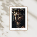 Digitales Poster: Jesus mit Dornenkrone in Nahaufnahme, im Holzrahmen