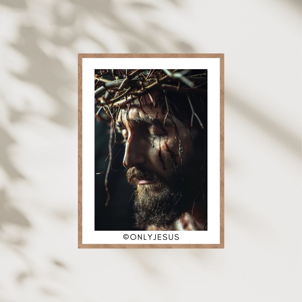 Digitales Poster: Jesus mit Dornenkrone in Nahaufnahme, im Holzrahmen