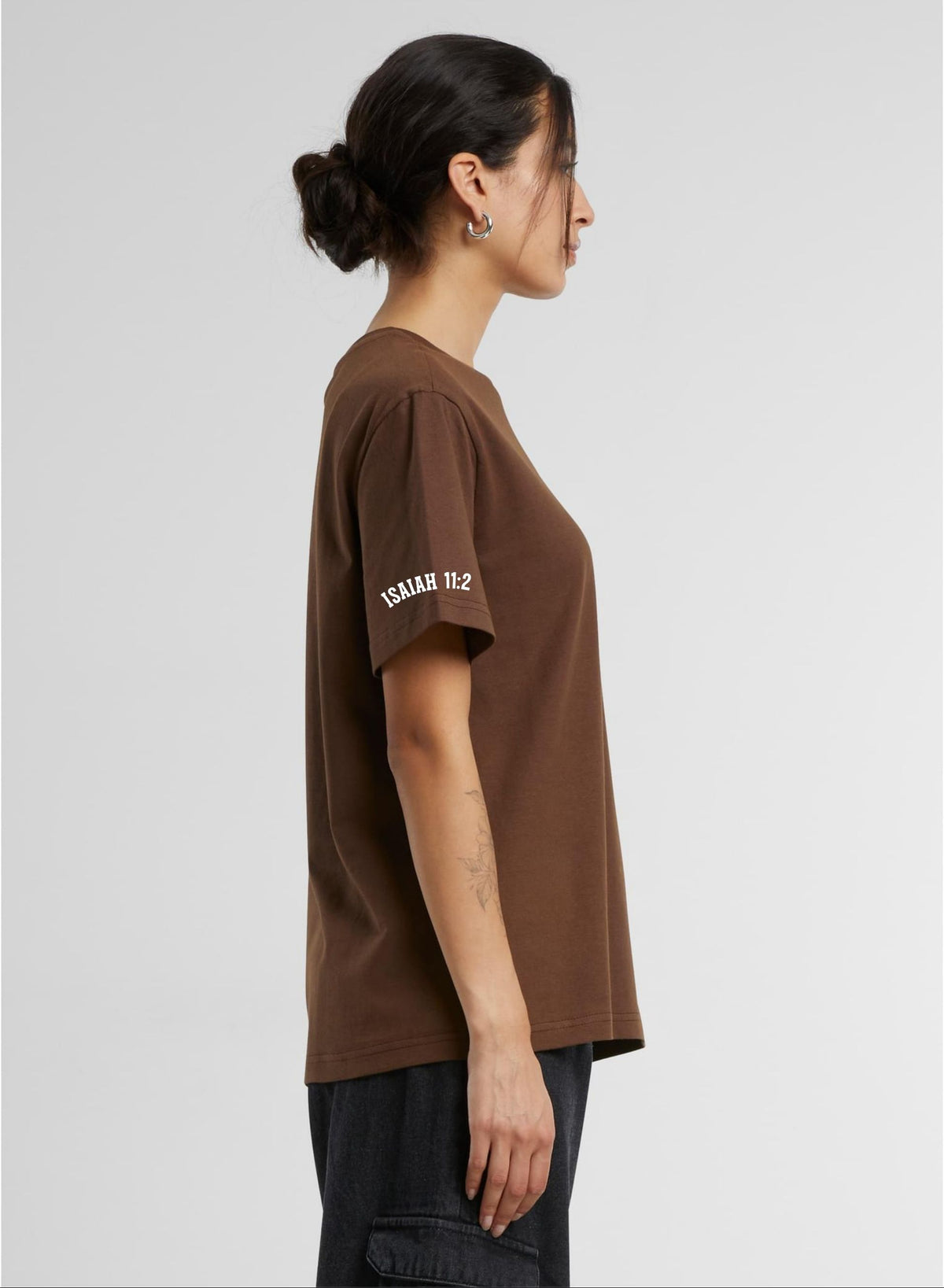 Frau im braunen Holy Spirit Shirt von der Seite, Jesaja 11,2 auf dem Ärmel