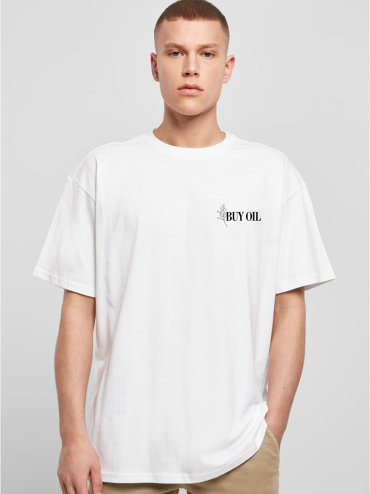 Mann im weißen Buy Oil Oversized Shirt, Vorderseite