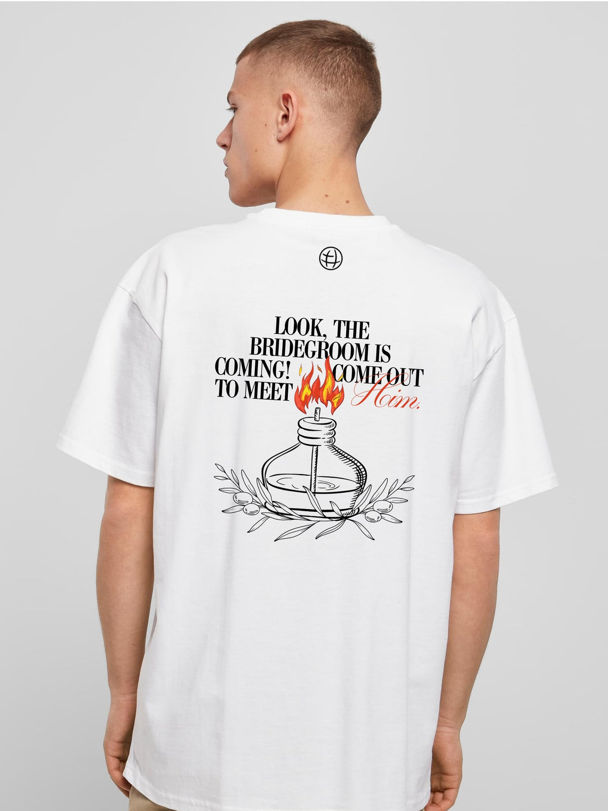 Mann von hinten im weißen Buy Oil Shirt mit Öllampen-Print