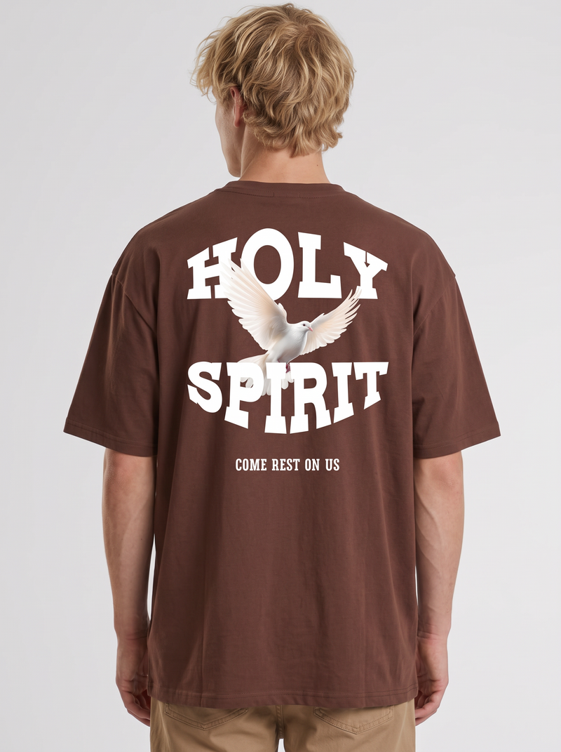 Mann von hinten im braunen Holy Spirit Oversized Shirt