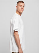 Mann im weißen Buy Oil Shirt von der Seite, Bibelvers auf dem Ärmel