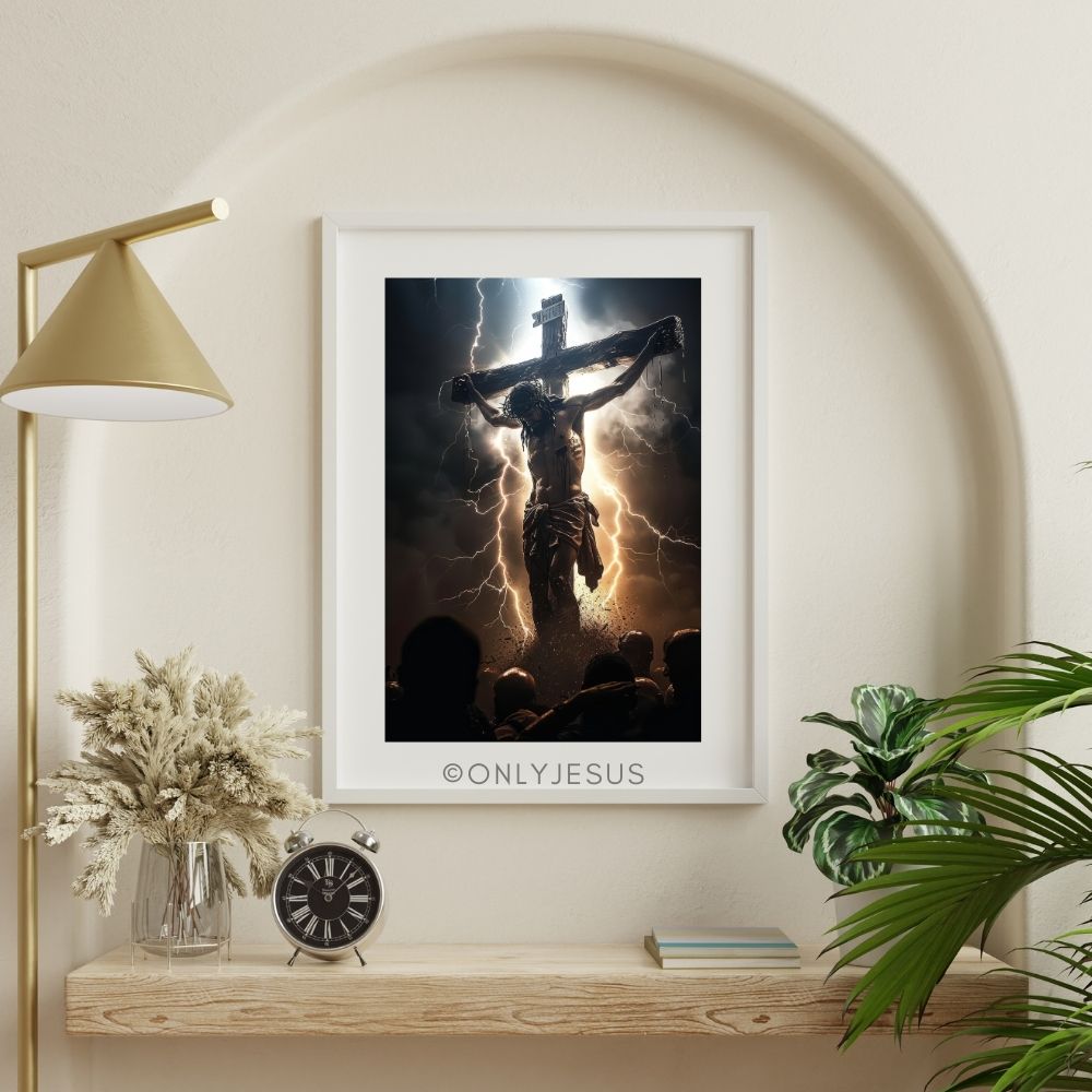 Poster Jesus am Kreuz unter Blitzen, gerahmt im Wohnzimmer mit Lampe und Pflanzen