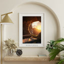 Poster leeres Grab mit Blick auf drei Kreuze im Sonnenaufgang, gerahmt im Wohnzimmer mit Lampe und Pflanzen
