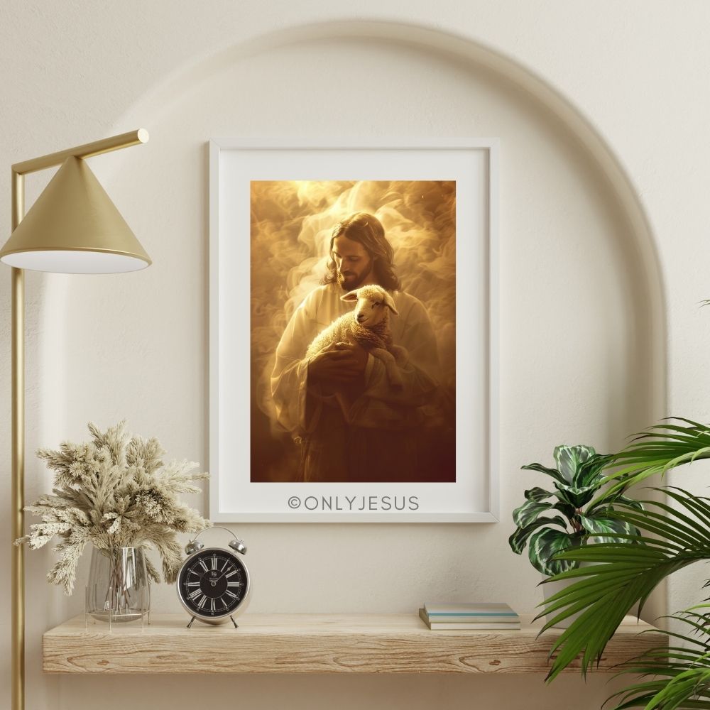 Poster Jesus trägt ein Lamm im goldenen Licht, gerahmt im Wohnzimmer mit Lampe und Pflanzen