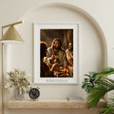 Poster Jesus mit dem Kelch beim Abendmahl, gerahmt im Wohnzimmer mit Lampe und Pflanzen