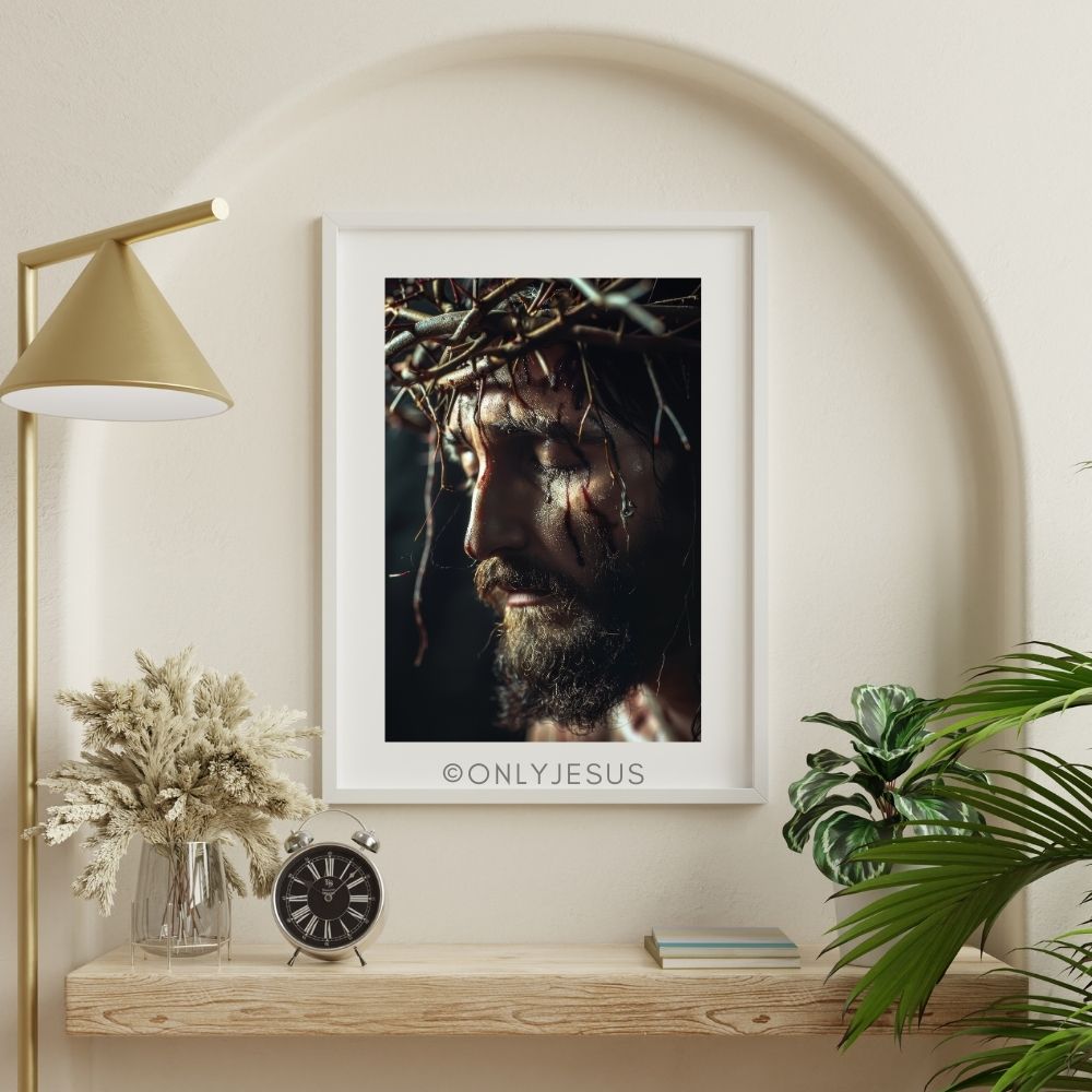 Poster Jesus mit Dornenkrone in Nahaufnahme, gerahmt im Wohnzimmer mit Lampe und Pflanzen