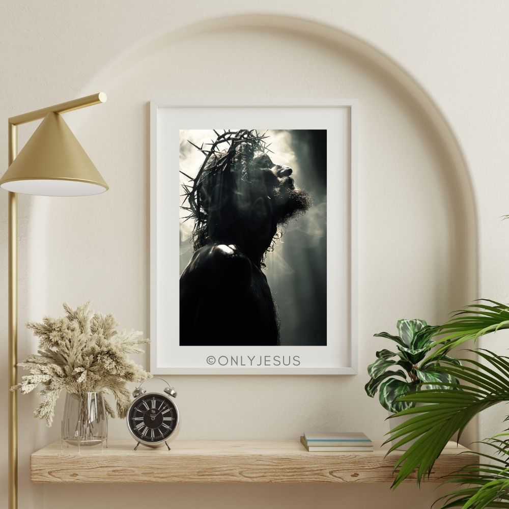 Poster Silhouette von Jesus mit Dornenkrone im Gegenlicht, gerahmt im Wohnzimmer mit Lampe und Pflanzen