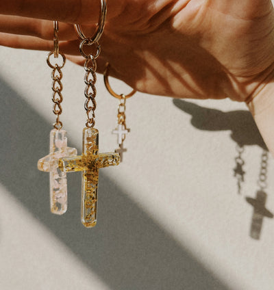 OnlyJesus - Cross keychain made of resin and decorative flowers 