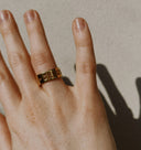 Hand mit vergoldetem Jesus Ring