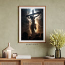 Poster Jesus am Kreuz unter Blitzen, gerahmt über einer Kommode vor grüner Wand
