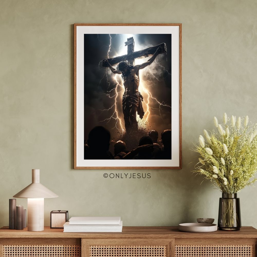 Poster Jesus am Kreuz unter Blitzen, gerahmt über einer Kommode vor grüner Wand