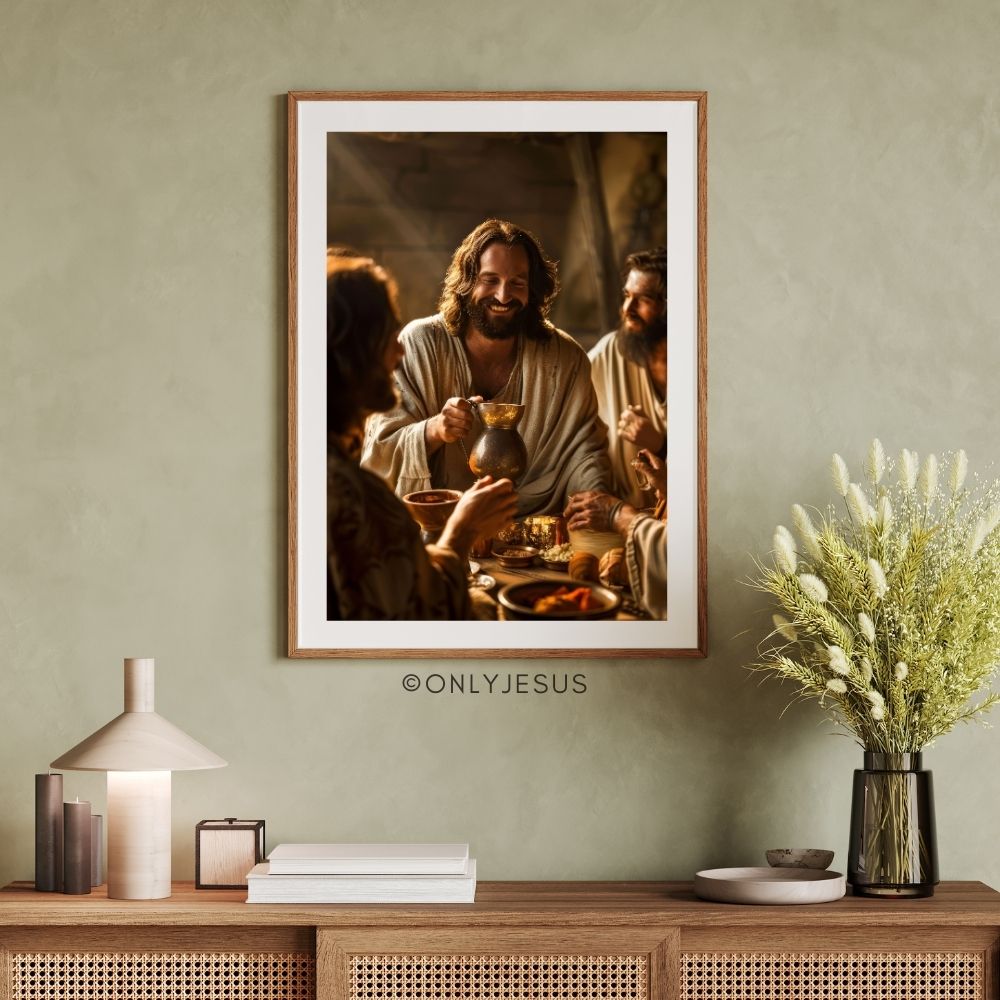 Poster Jesus mit dem Kelch beim Abendmahl, gerahmt über einer Kommode vor grüner Wand