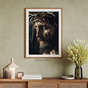 Poster Jesus mit Dornenkrone in Nahaufnahme, gerahmt über einer Kommode vor grüner Wand