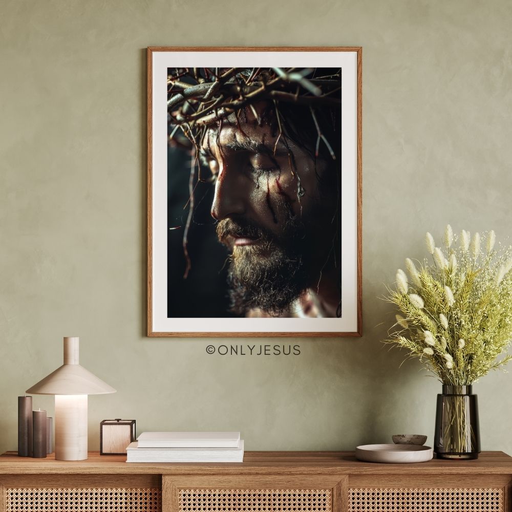 Poster Jesus mit Dornenkrone in Nahaufnahme, gerahmt über einer Kommode vor grüner Wand