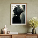 Poster Silhouette von Jesus mit Dornenkrone im Gegenlicht, gerahmt über einer Kommode vor grüner Wand