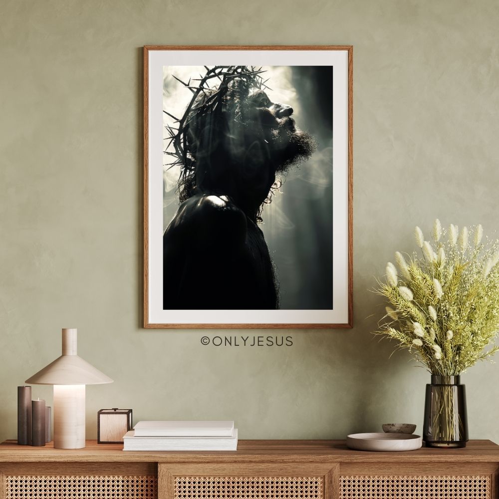 Poster Silhouette von Jesus mit Dornenkrone im Gegenlicht, gerahmt über einer Kommode vor grüner Wand