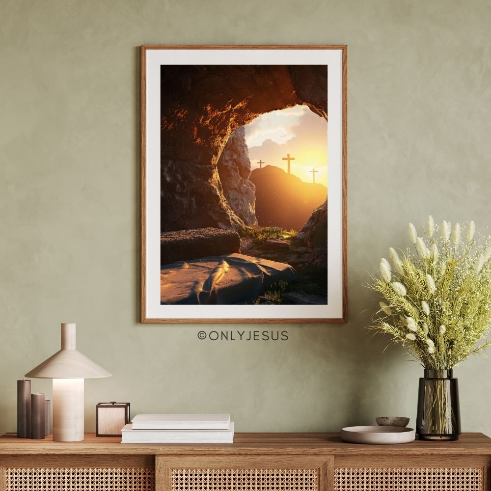 Poster leeres Grab mit Blick auf drei Kreuze im Sonnenaufgang, gerahmt über einer Kommode vor grüner Wand