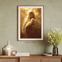 Poster Jesus trägt ein Lamm im goldenen Licht, gerahmt über einer Kommode vor grüner Wand