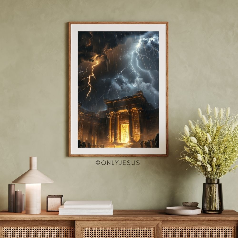 Poster Tempel im Gewitter mit Blitzen, gerahmt über einer Kommode vor grüner Wand
