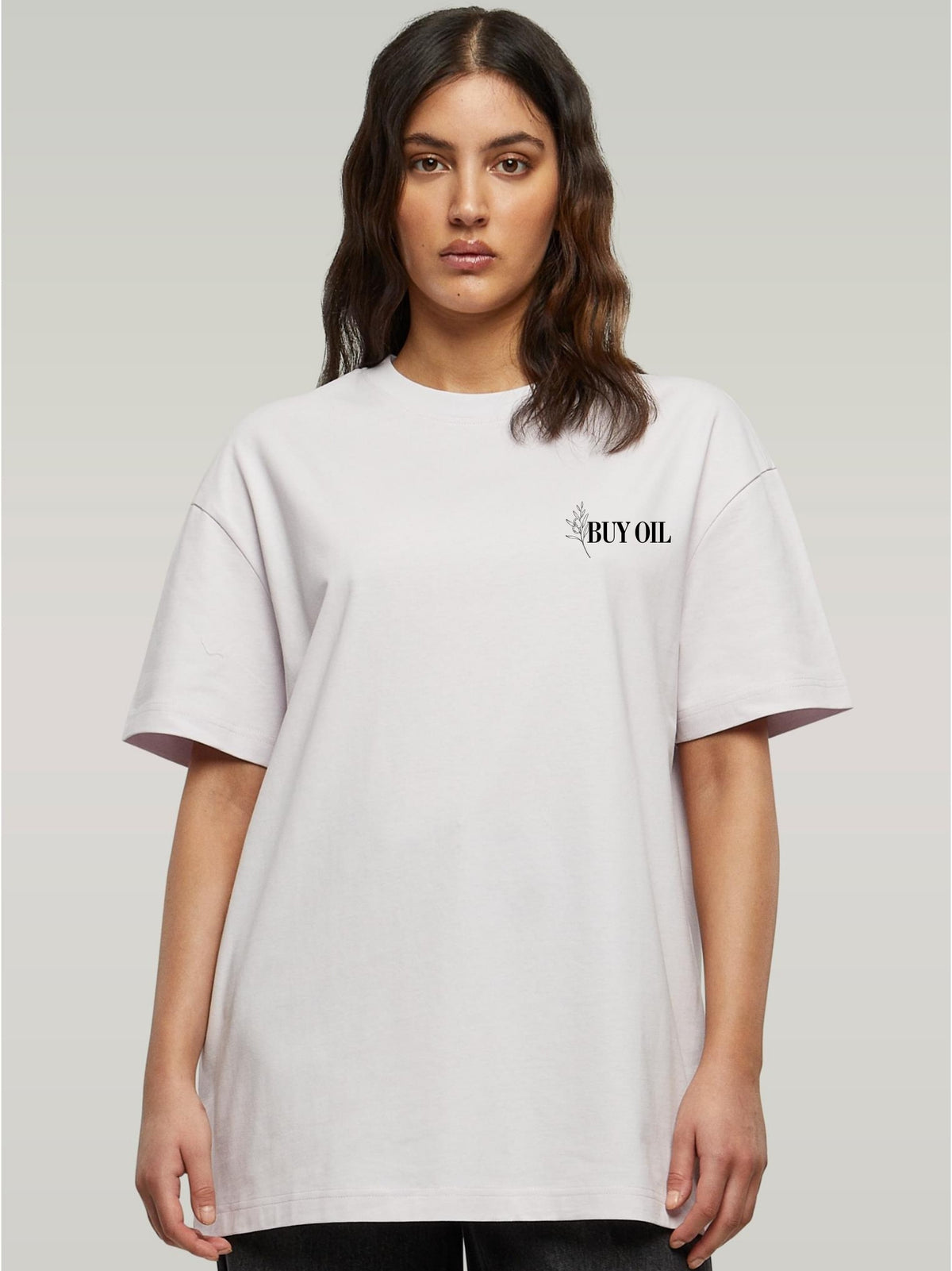 Frau im hellen Buy Oil Oversized Shirt, Vorderseite