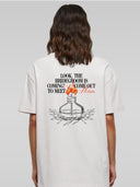 Frau von hinten im hellen Buy Oil Shirt mit Öllampen-Print