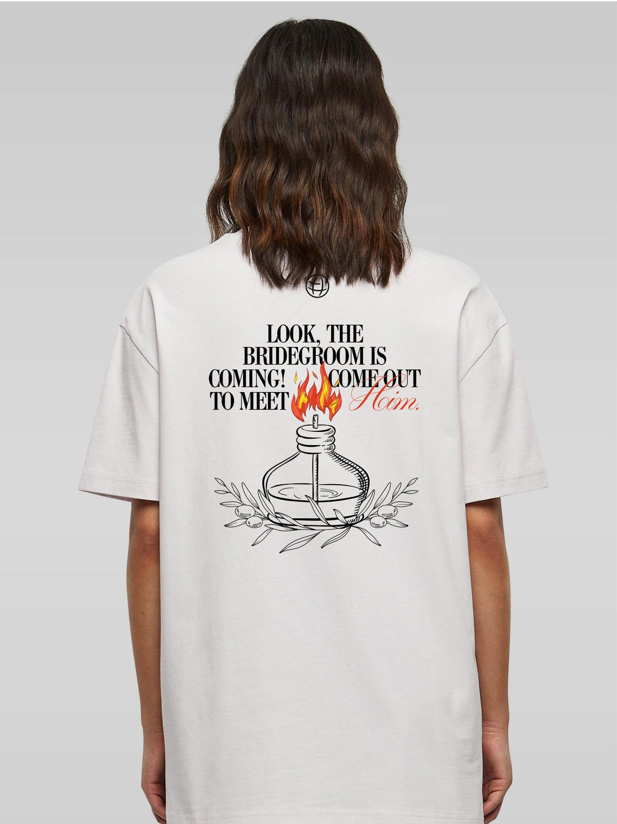 Frau von hinten im hellen Buy Oil Shirt mit Öllampen-Print