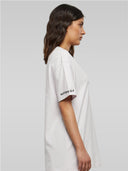 Frau im hellen Buy Oil Shirt von der Seite, Bibelvers auf dem Ärmel