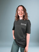 Frau im dunkelgrauen Buy Oil Oversized Shirt, Vorderseite