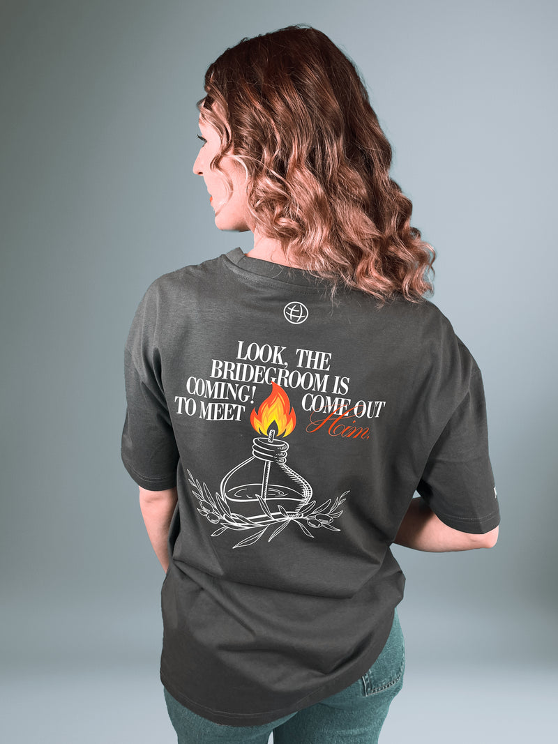Frau von hinten im dunkelgrauen Buy Oil Shirt mit Öllampen-Print auf dem Rücken
