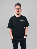 Mann im schwarzen Buy Oil Oversized Shirt, Vorderseite