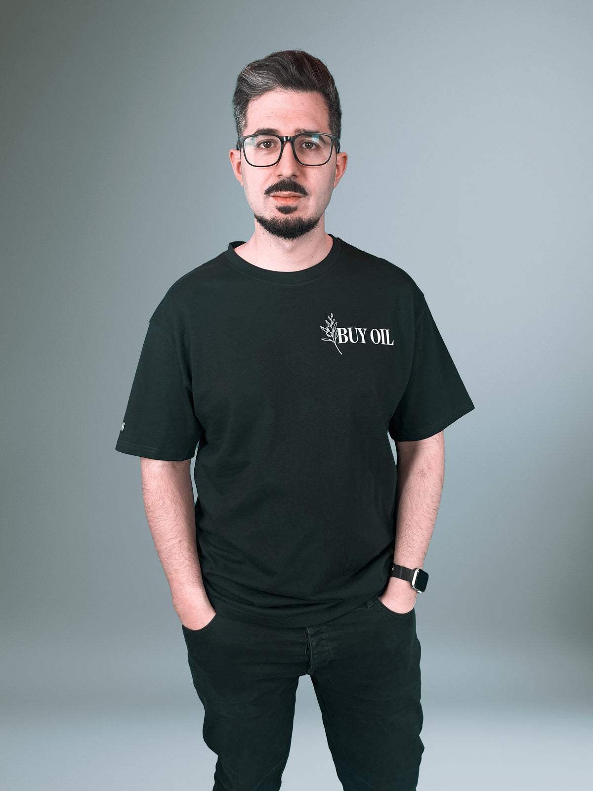 Mann im schwarzen Buy Oil Oversized Shirt, Vorderseite
