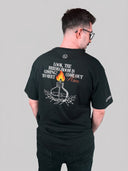 Mann von hinten im schwarzen Buy Oil Shirt mit Öllampen-Print