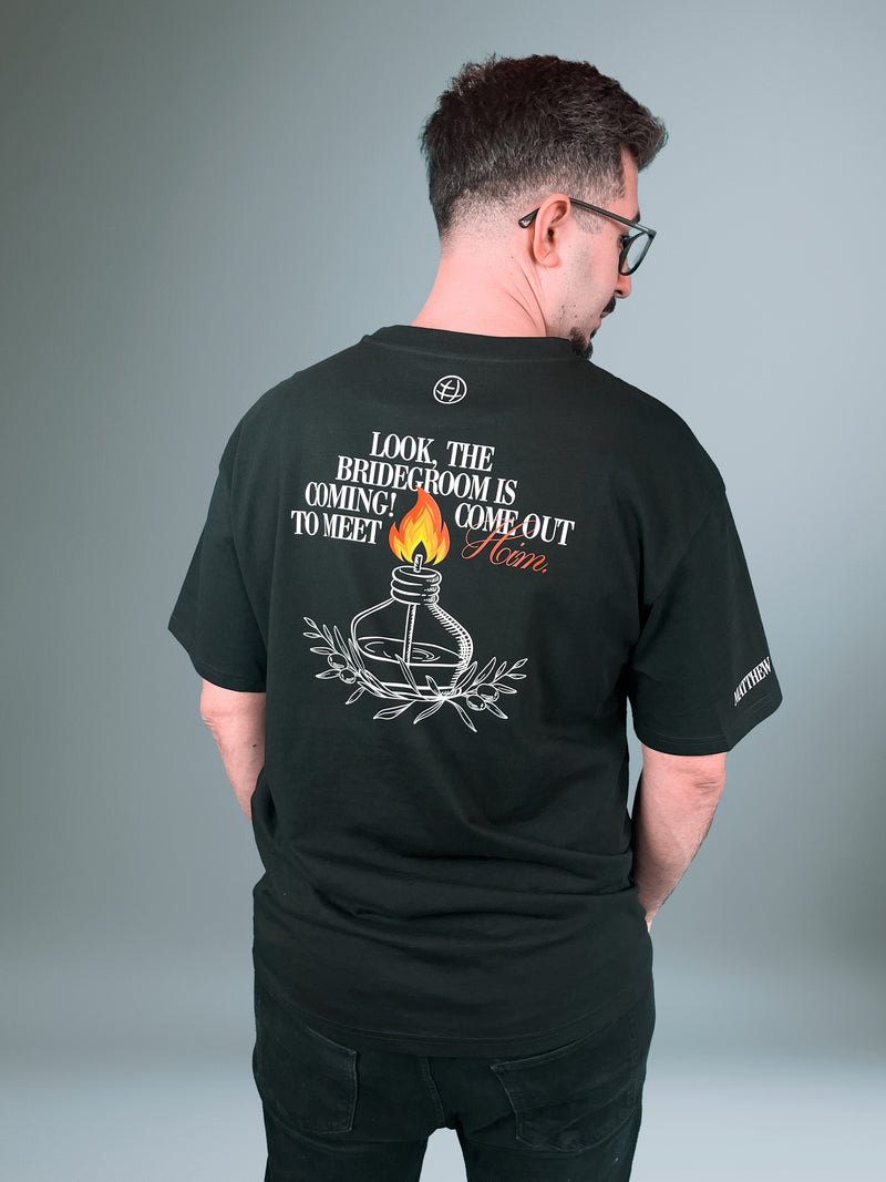Mann von hinten im schwarzen Buy Oil Shirt mit Öllampen-Print