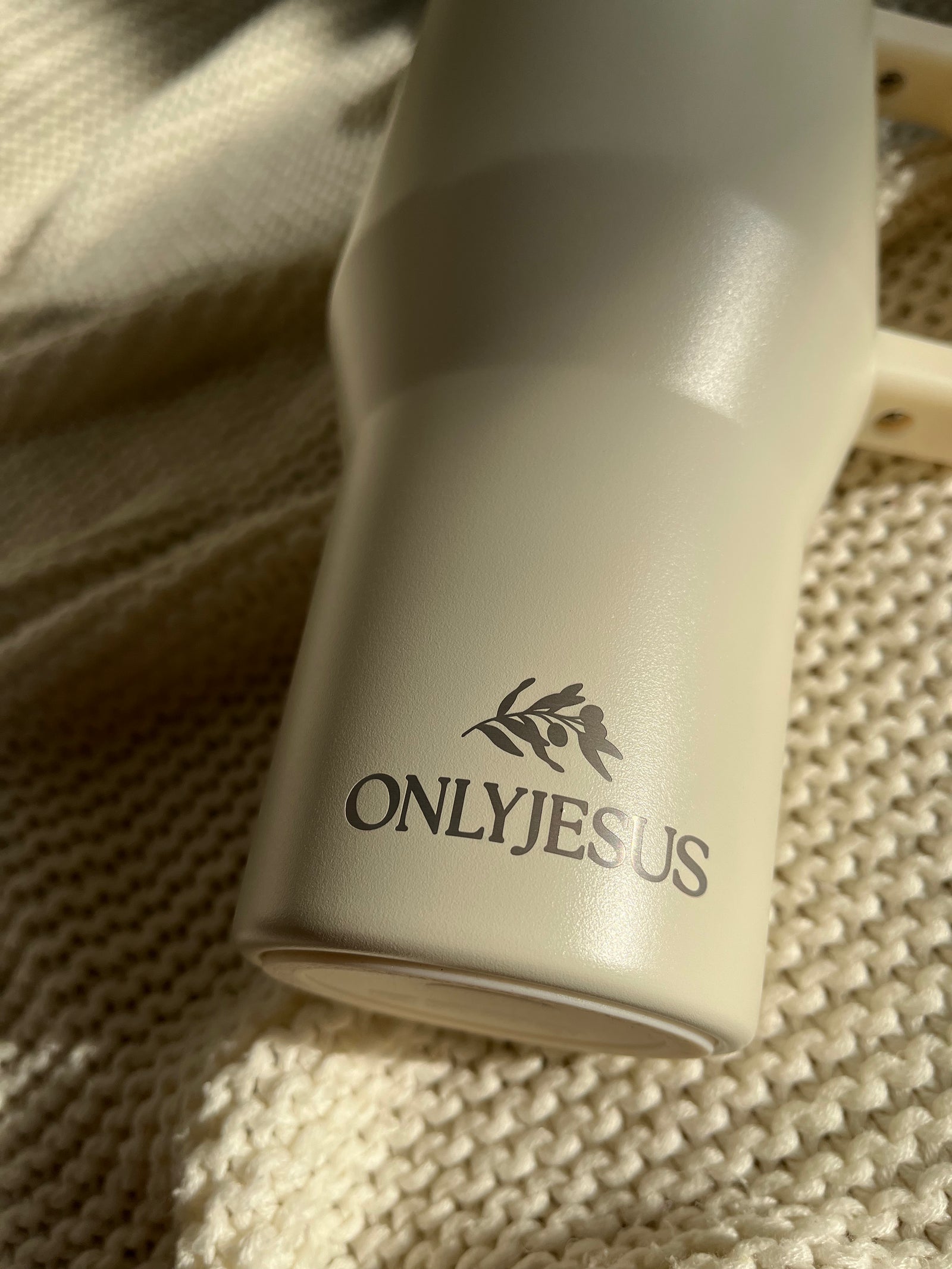 Nahaufnahme des OnlyJesus Logos auf dem Tumbler