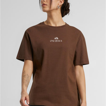 Frau im braunen OnlyJesus Oversized Shirt