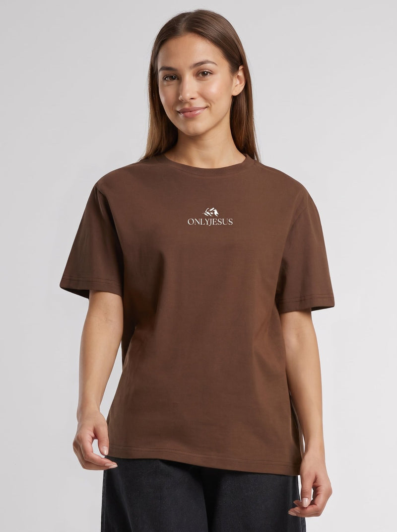 Frau im braunen OnlyJesus Oversized Shirt