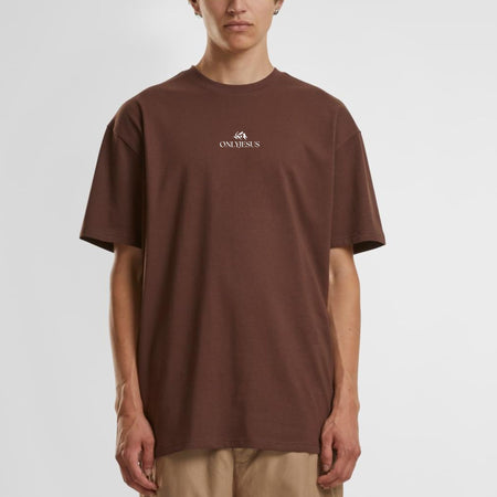 Mann im braunen OnlyJesus Oversized T-Shirt