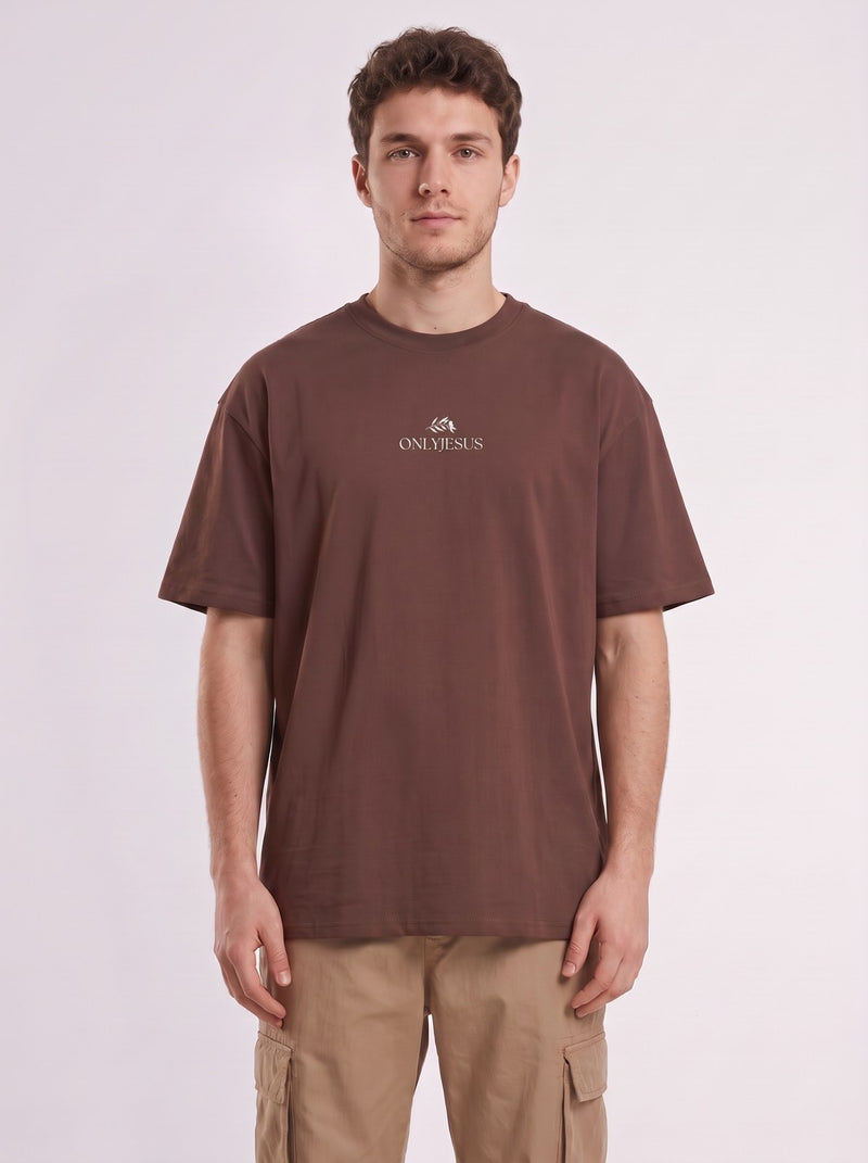 Mann im braunen OnlyJesus Oversized T-Shirt