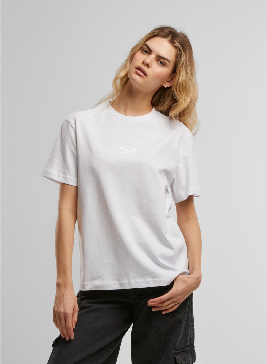Frau im weißen Tetelestai Oversized Shirt, Vorderseite